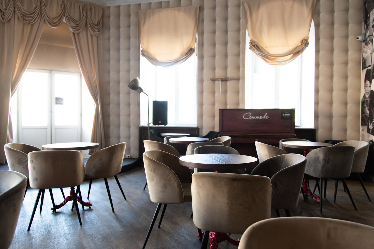 Арендовать Commode. Зал с балконом 