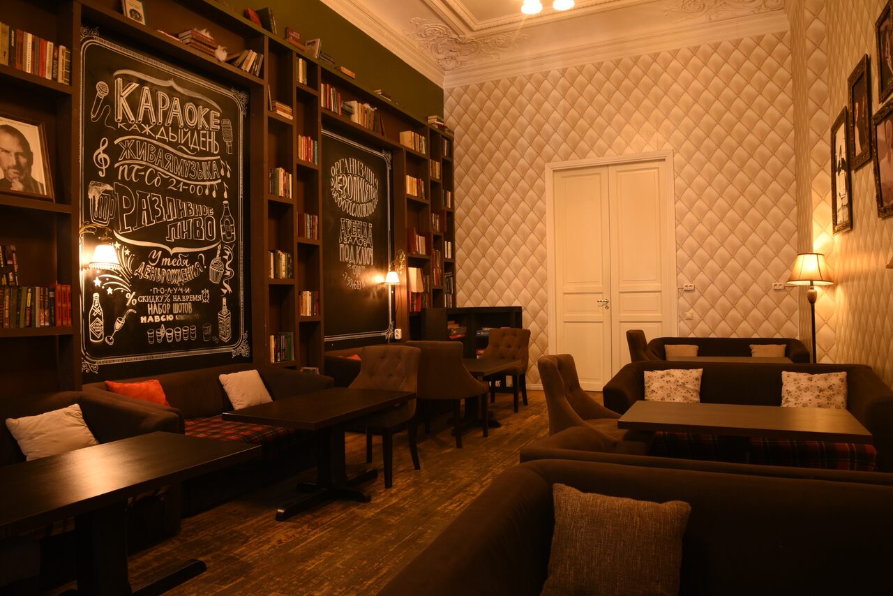 Арендовать Commode. Уютный зал с проектором