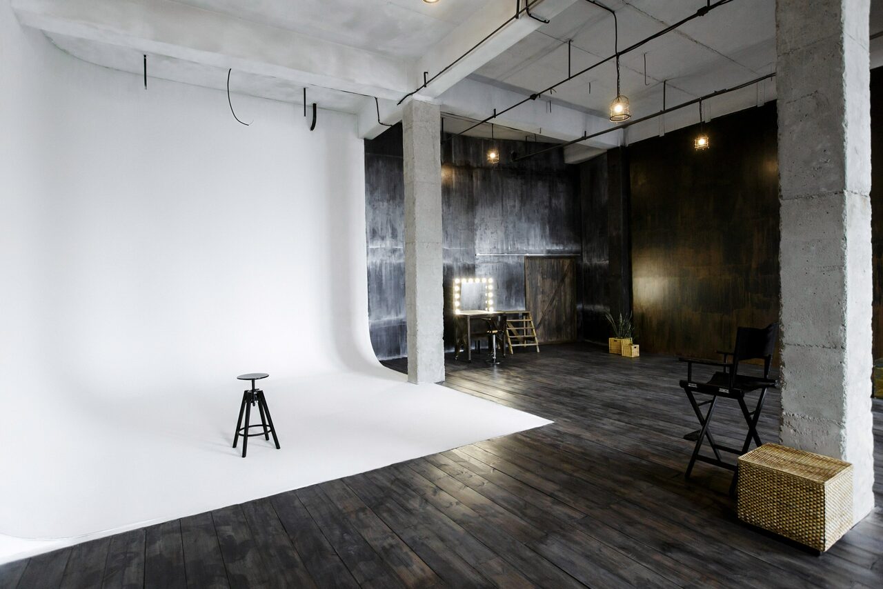 Арендовать Obscur Studio Лофт с витражными окнами