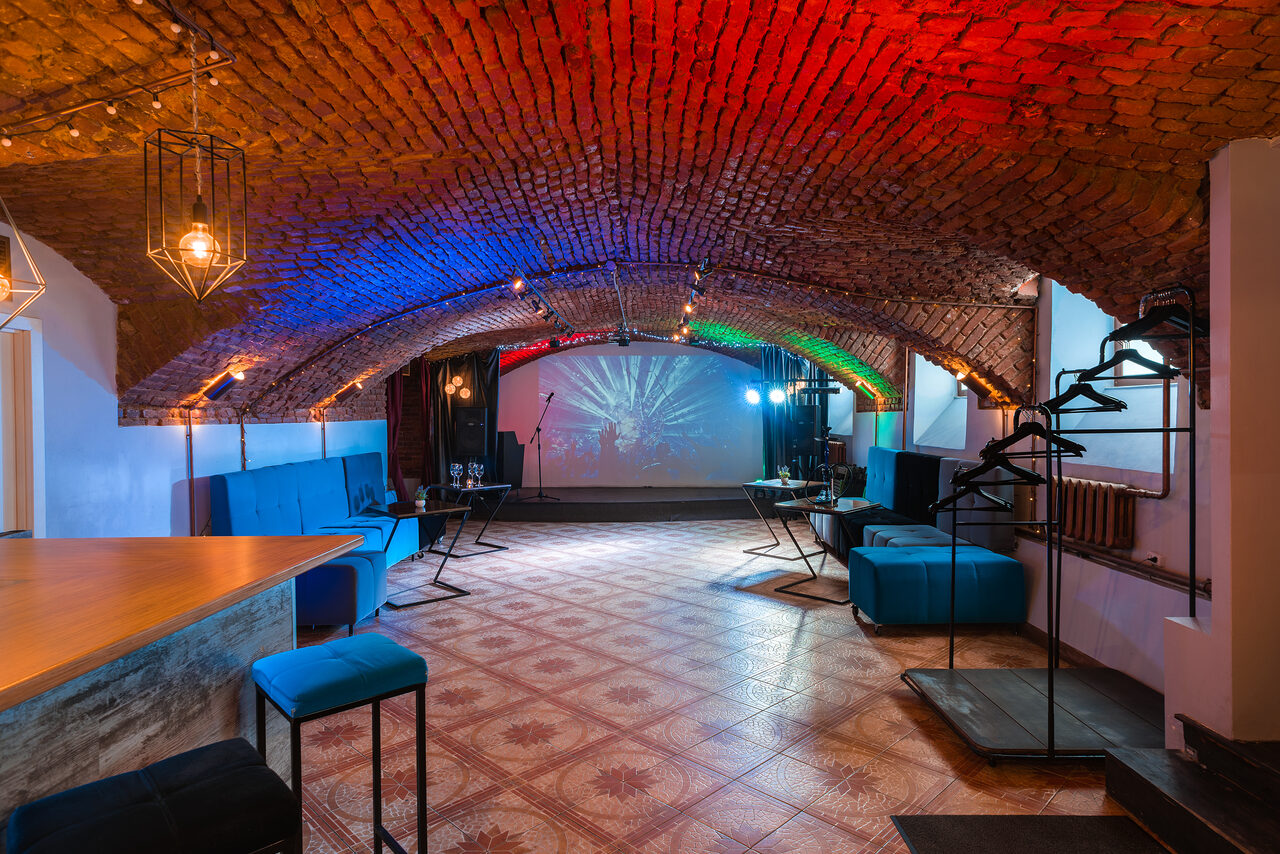 Арендовать Loft with stage and bar