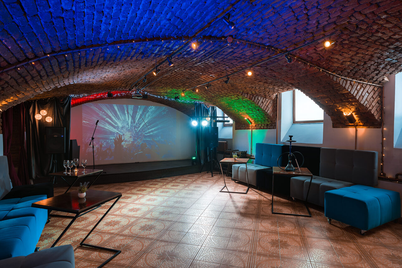 Арендовать Loft with stage and bar