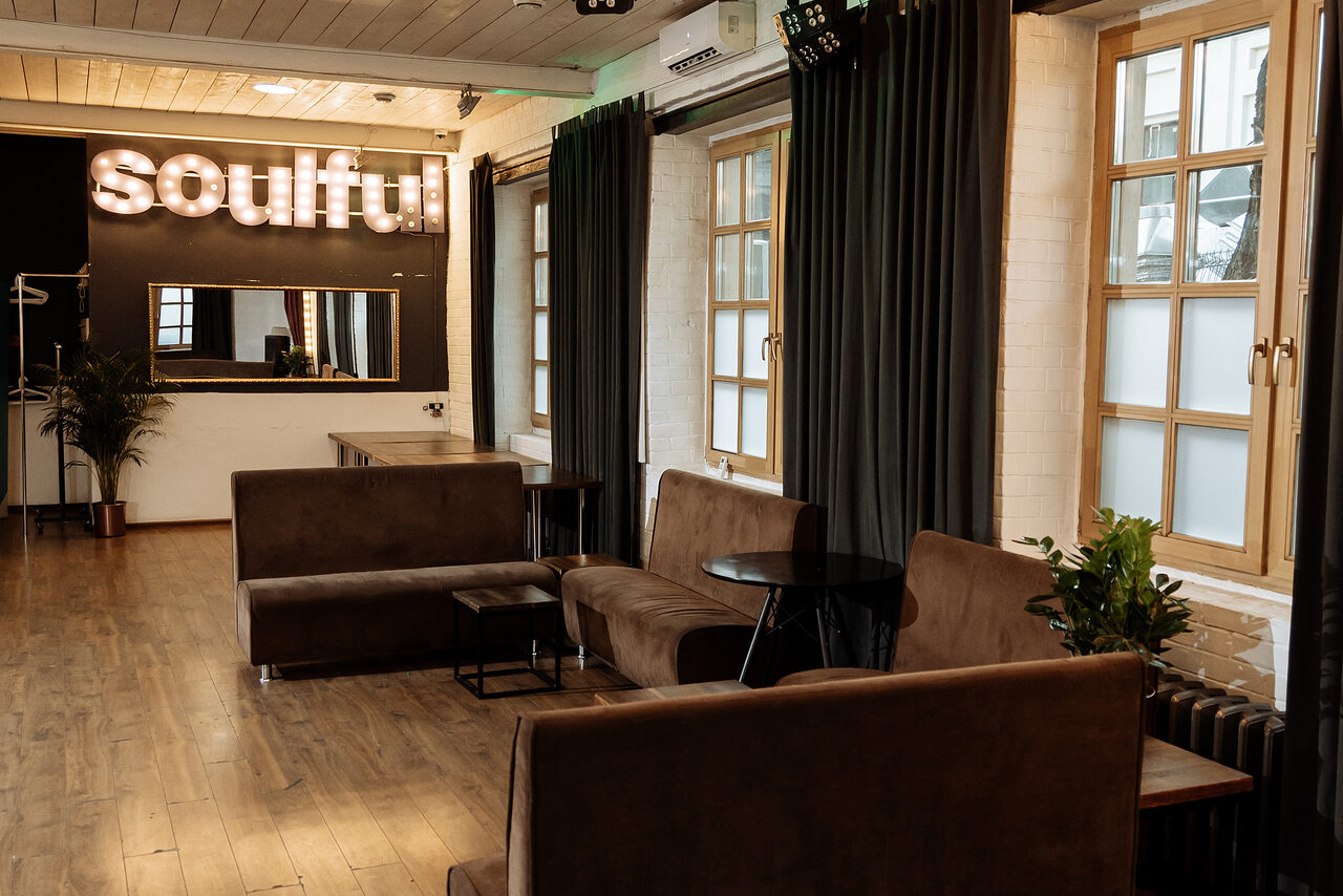 Арендовать SOULFULLOFT Лофт с белыми стенами