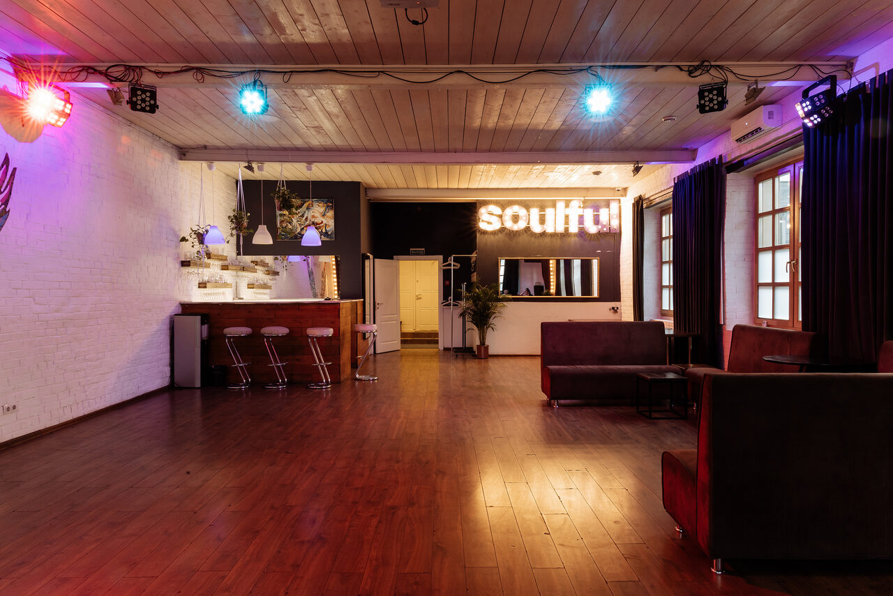 Арендовать SOULFULLOFT Лофт с белыми стенами