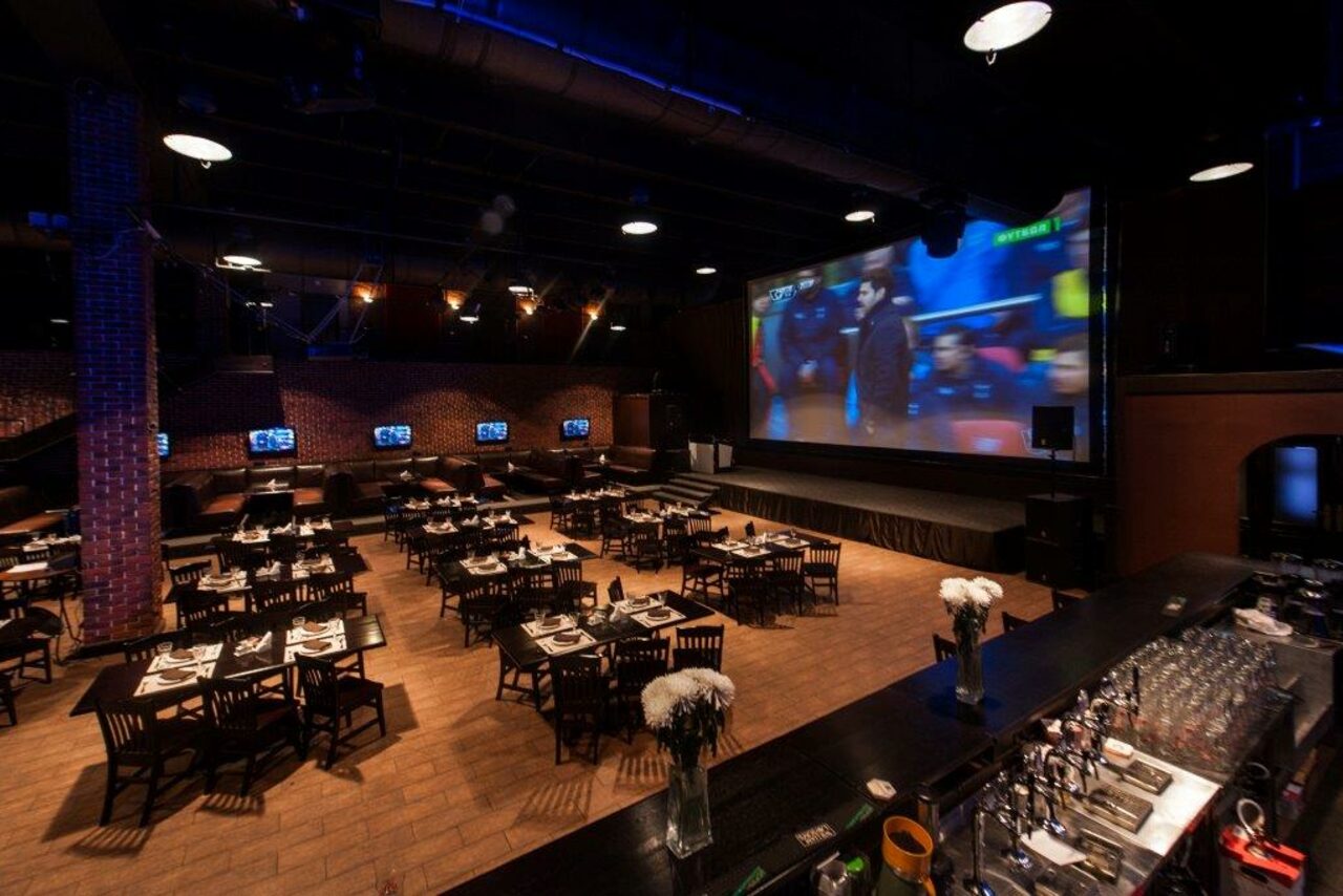 Арендовать Ресторан Арена Олимп Арт-пространство с высокими потолками