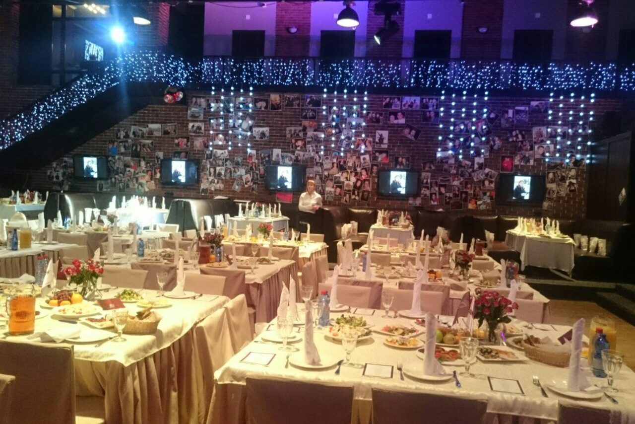 Арендовать Ресторан Арена Олимп Арт-пространство с высокими потолками