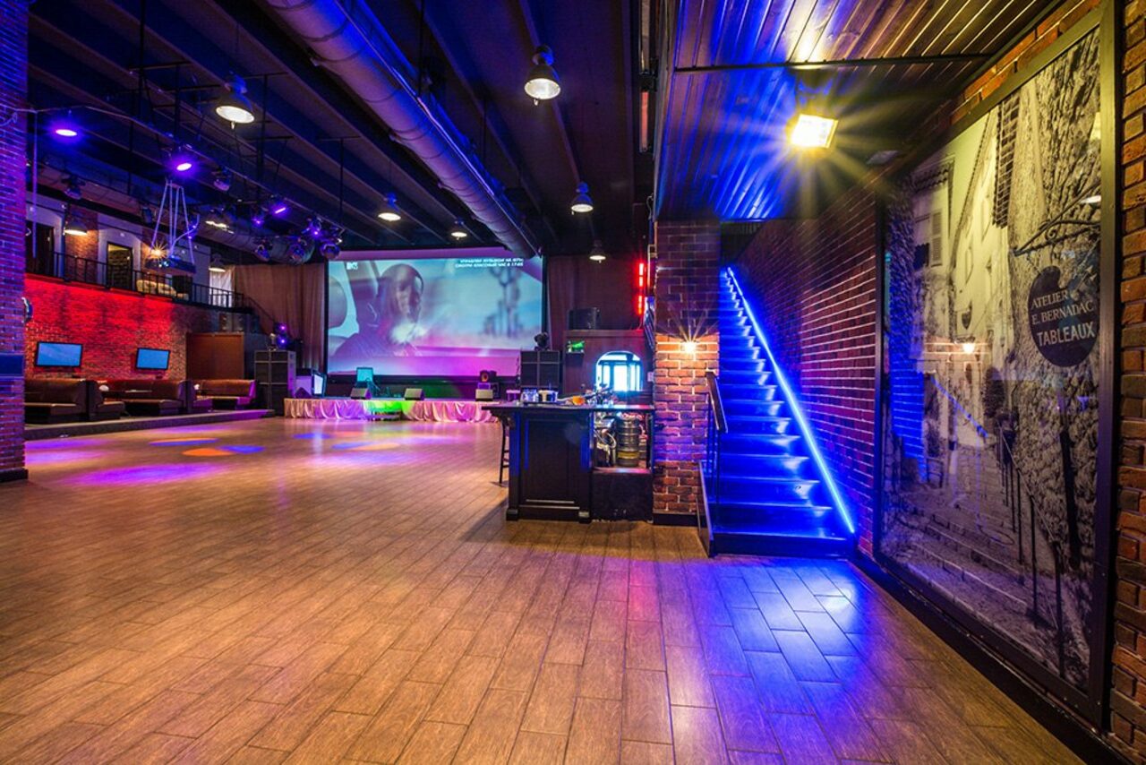 Арендовать Ресторан Арена Олимп Арт-пространство с высокими потолками