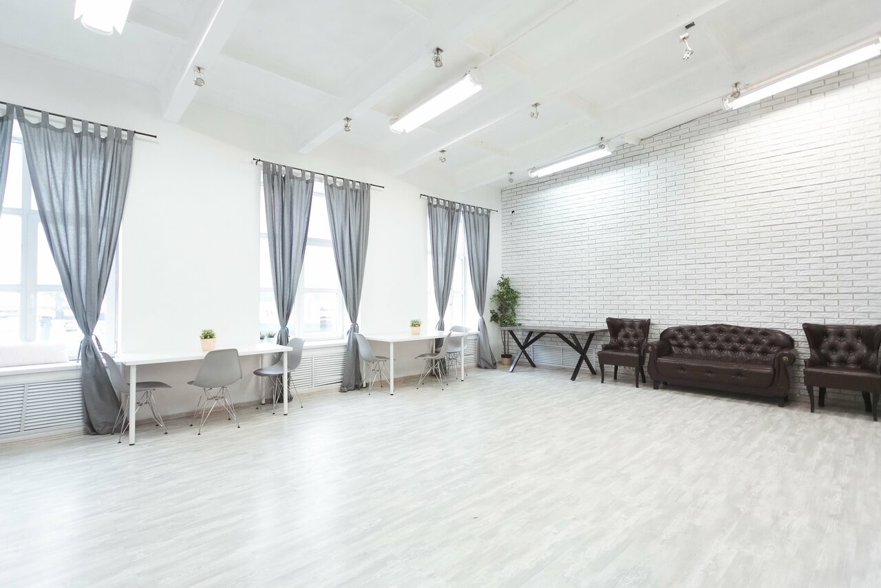 Арендовать Лофт Империя Лофт с барной стойкой и балконом