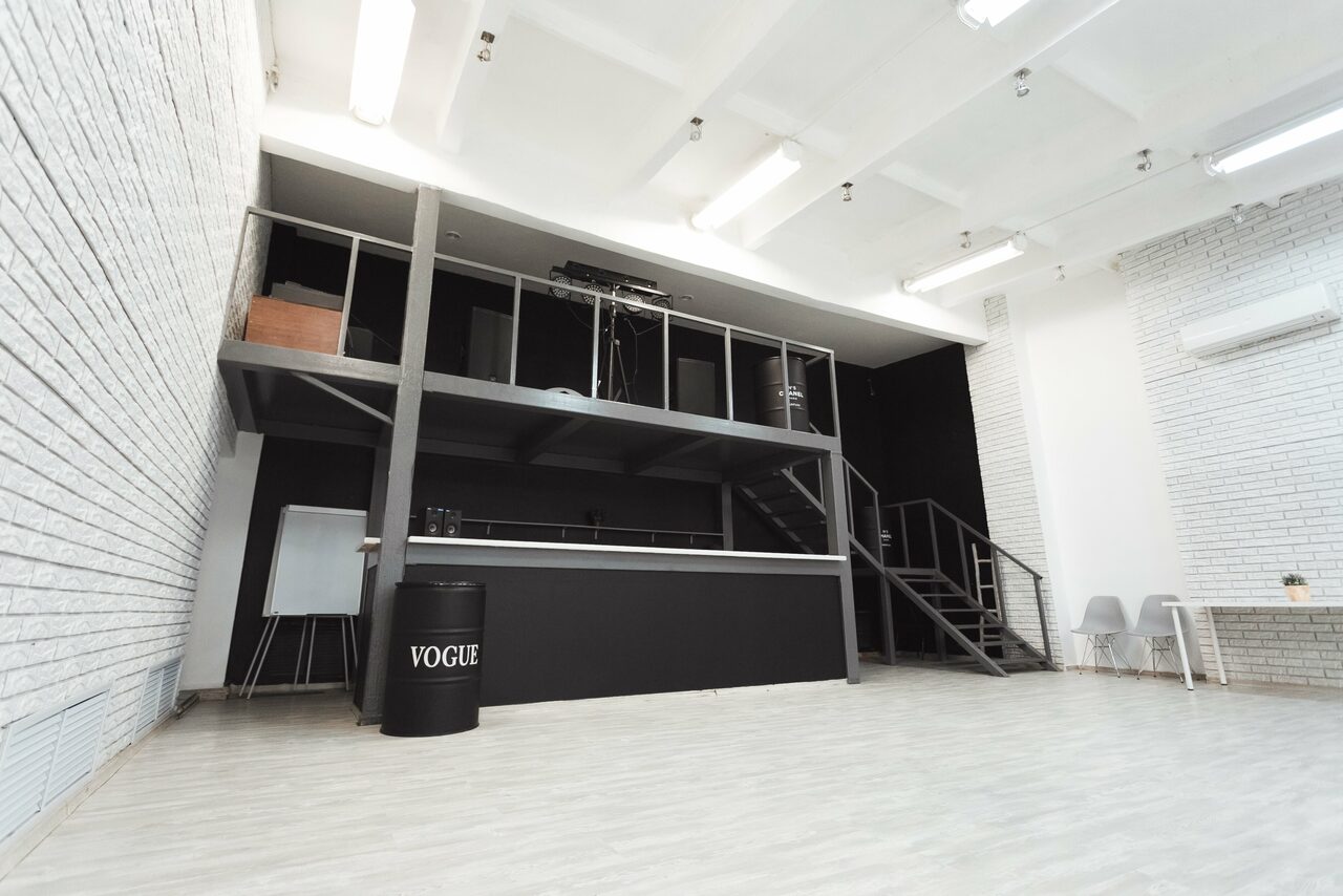 Арендовать Лофт Империя Лофт с барной стойкой и балконом