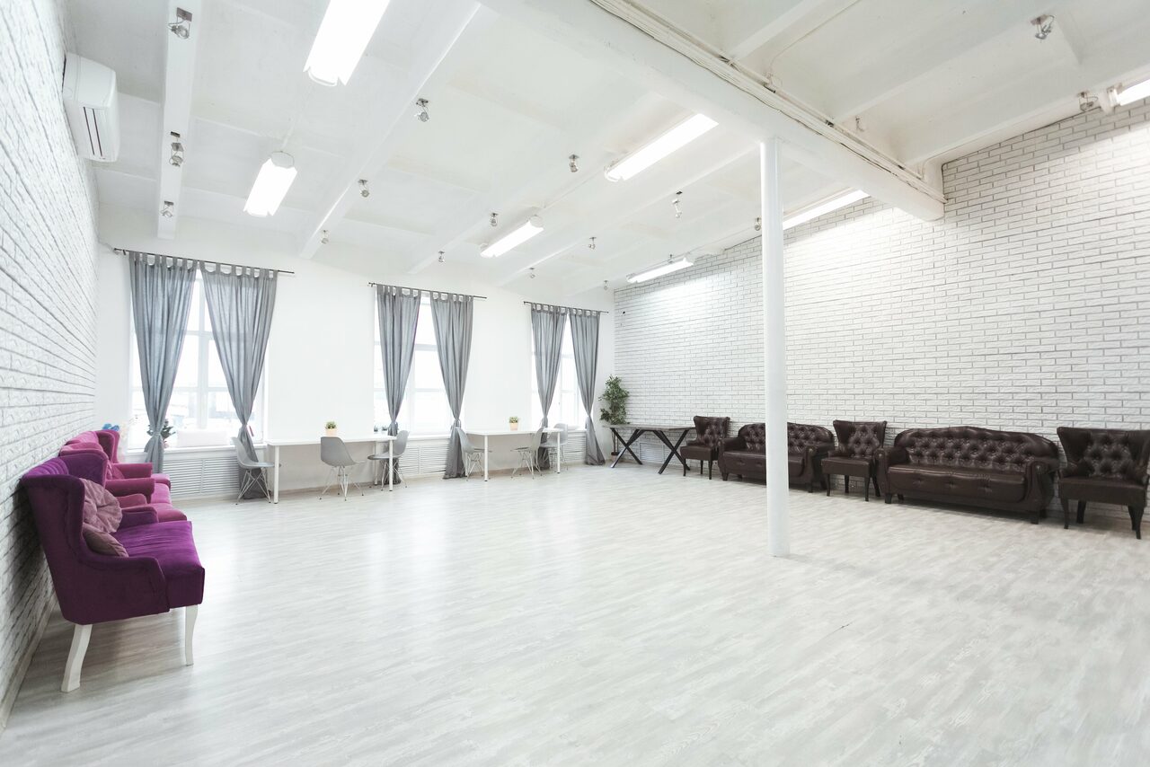 Арендовать Лофт Империя Лофт с барной стойкой и балконом