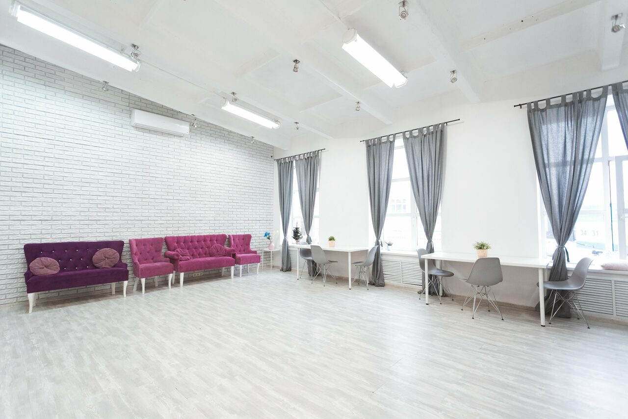 Арендовать Лофт Империя Лофт с барной стойкой и балконом