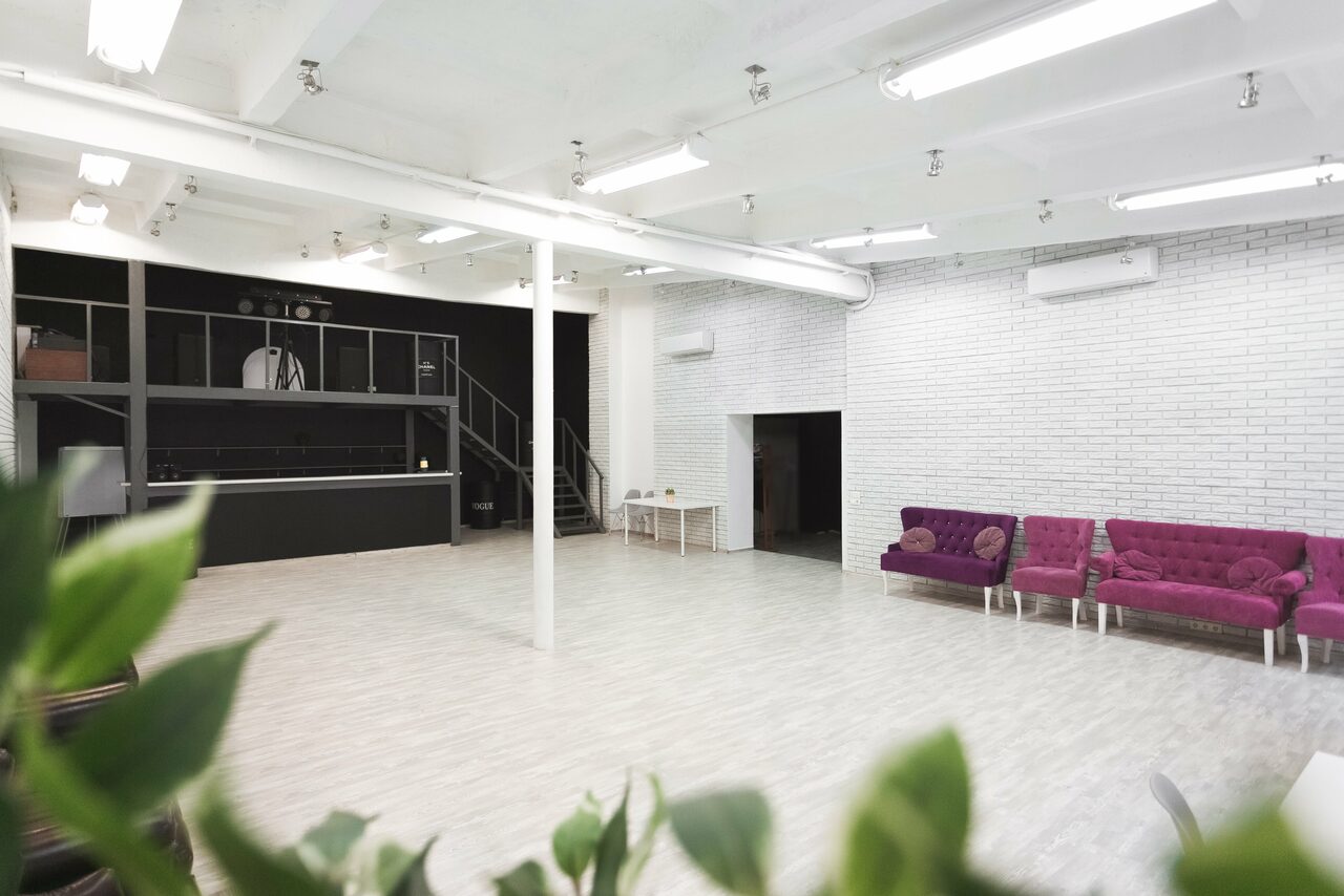 Арендовать Лофт Империя Лофт с барной стойкой и балконом