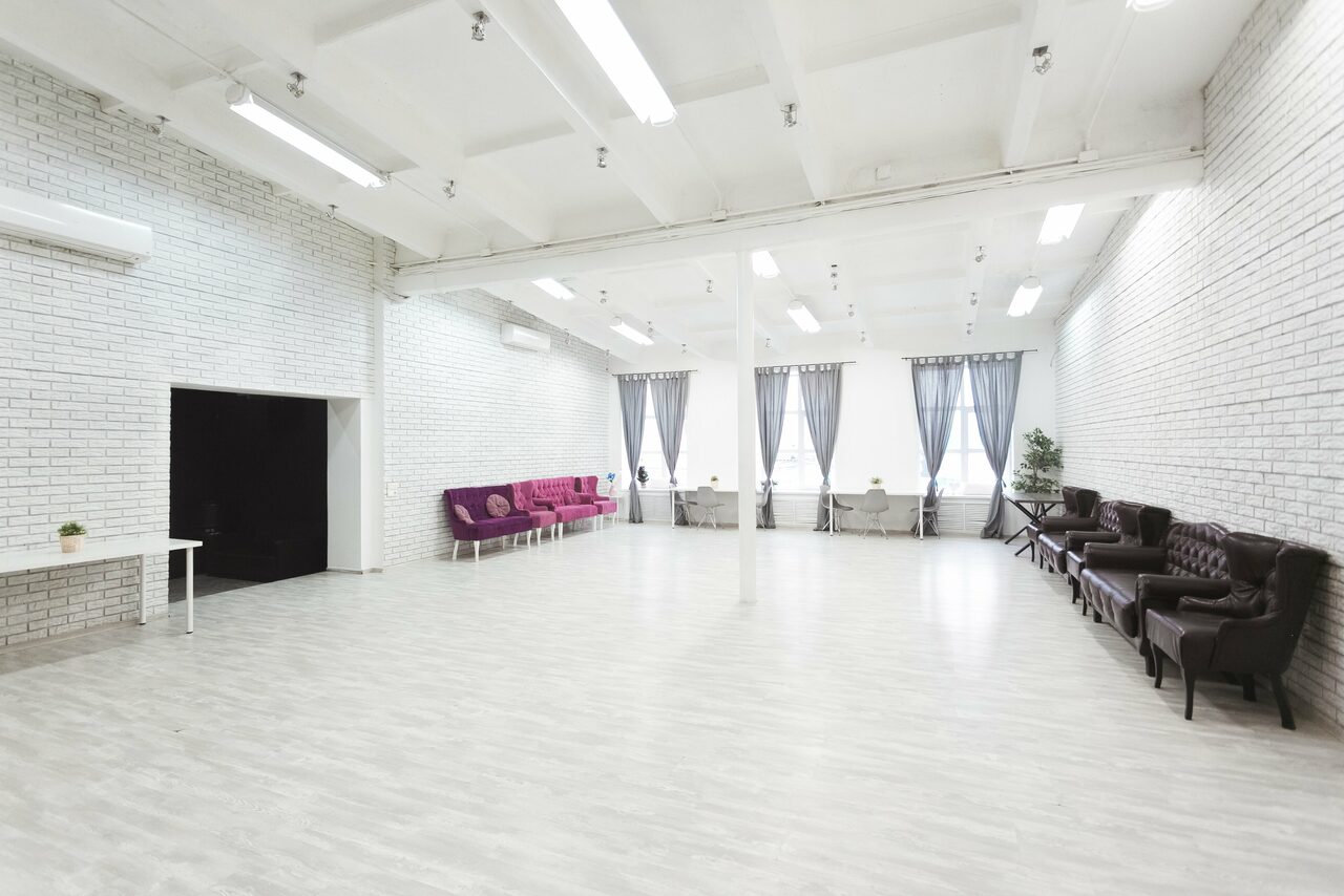 Арендовать Лофт Империя Лофт с барной стойкой и балконом