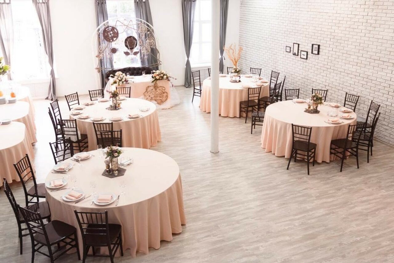 Арендовать Лофт Империя Лофт с барной стойкой и балконом