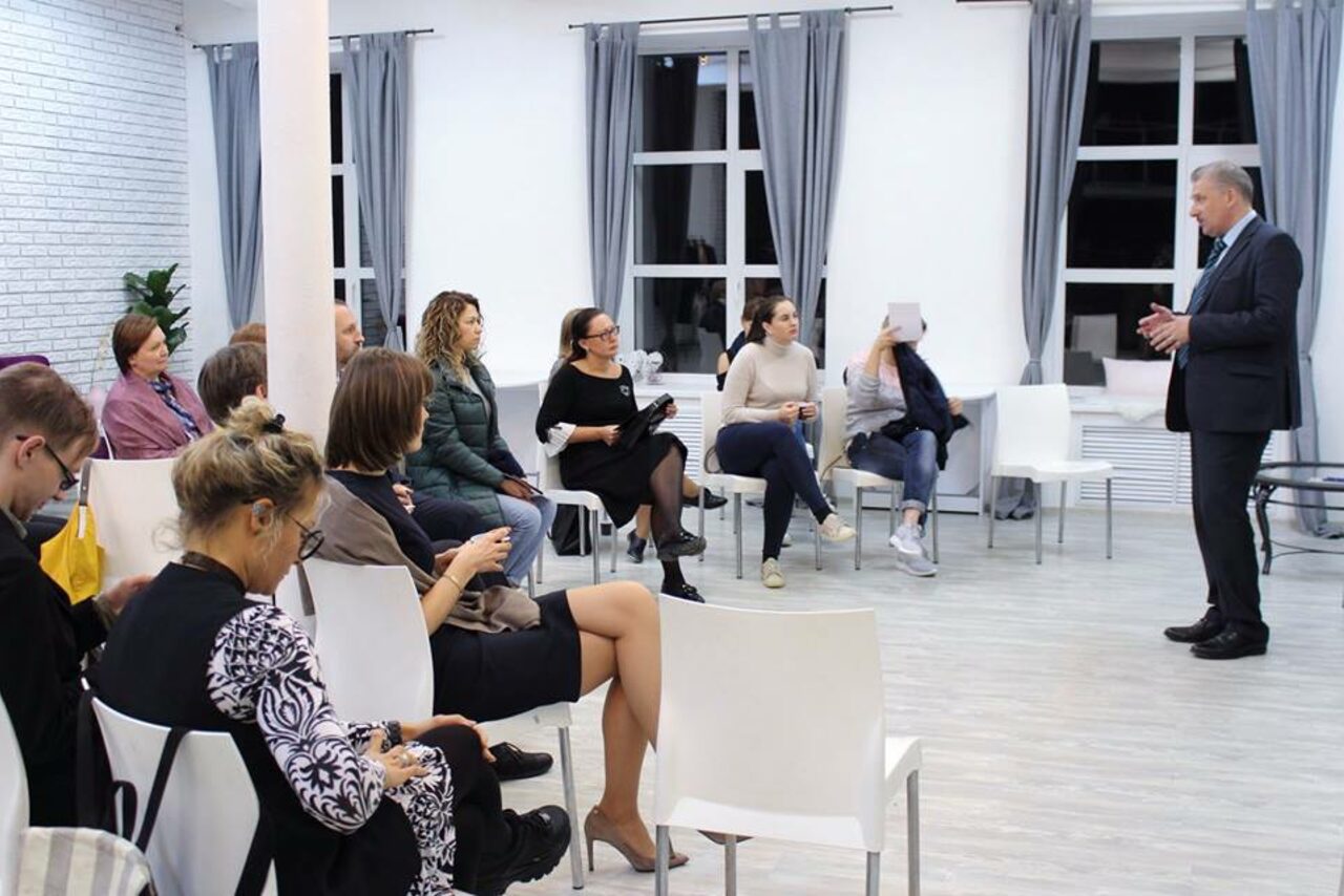 Арендовать Лофт Империя Лофт с барной стойкой и балконом