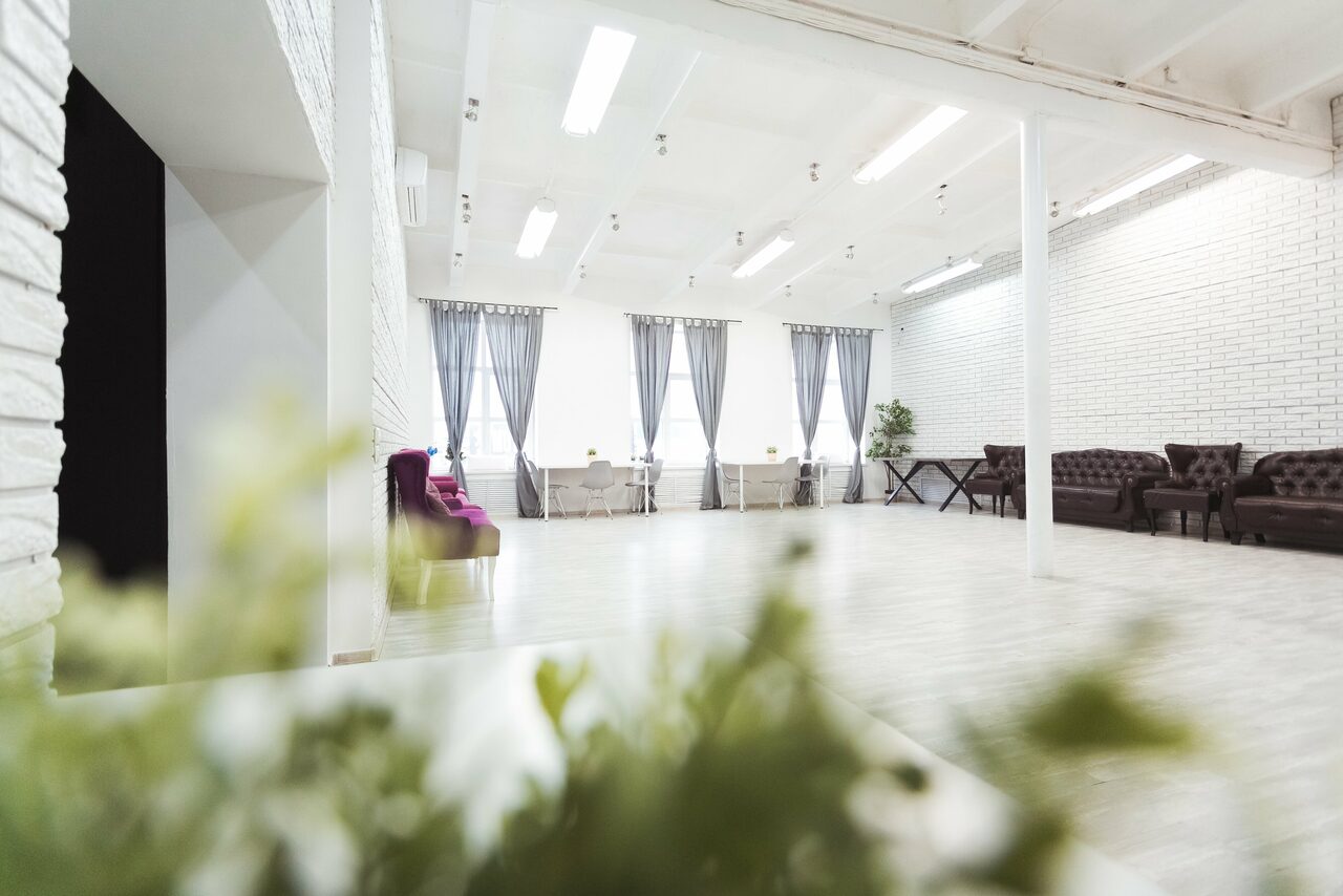 Арендовать Лофт Империя Лофт с барной стойкой и балконом