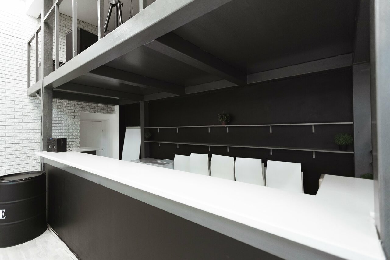 Арендовать Лофт Империя Лофт с барной стойкой и балконом