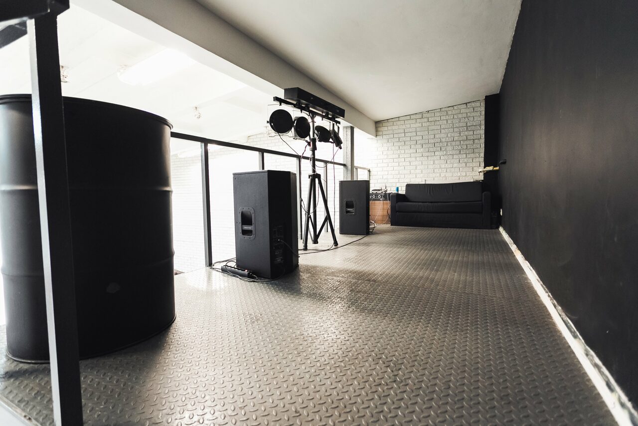 Арендовать Лофт Империя Лофт с барной стойкой и балконом