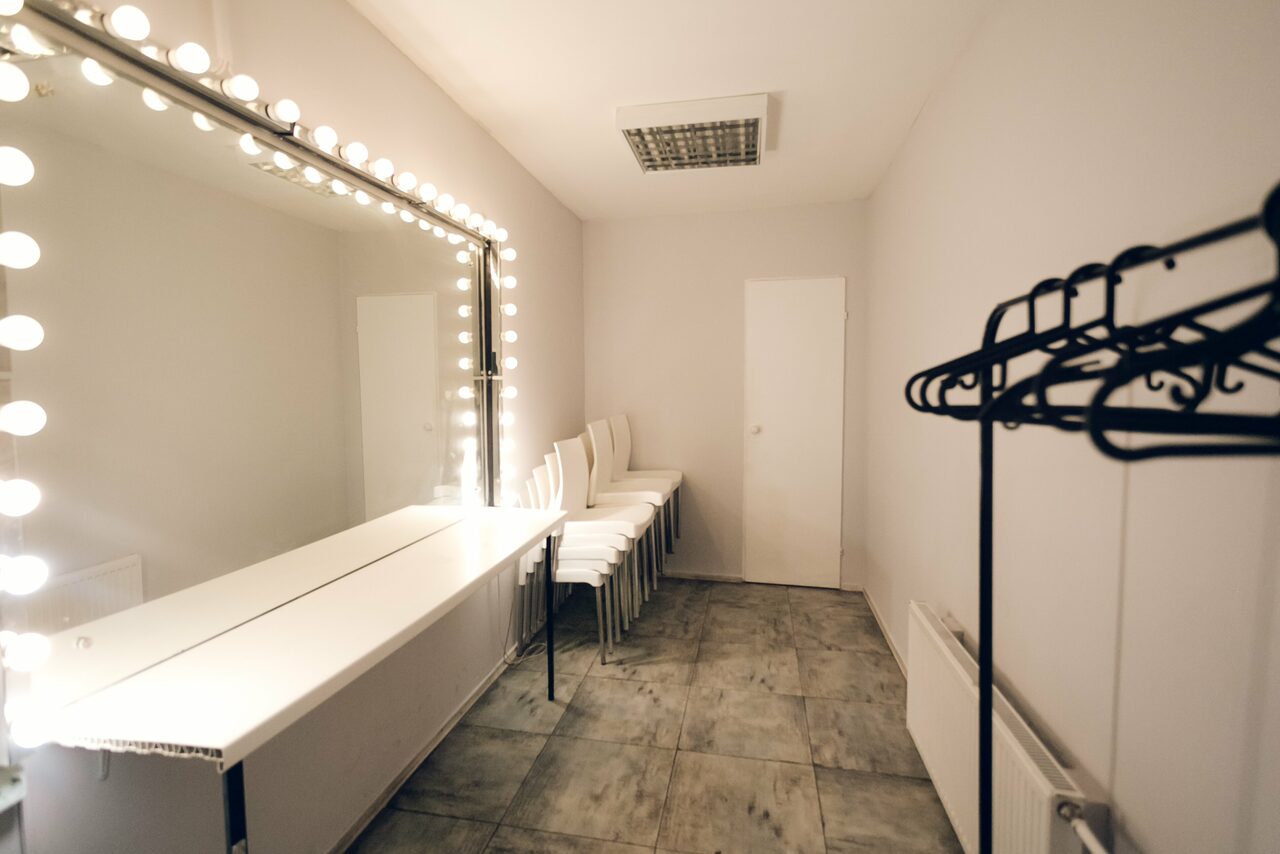 Арендовать Лофт Империя Лофт с барной стойкой и балконом