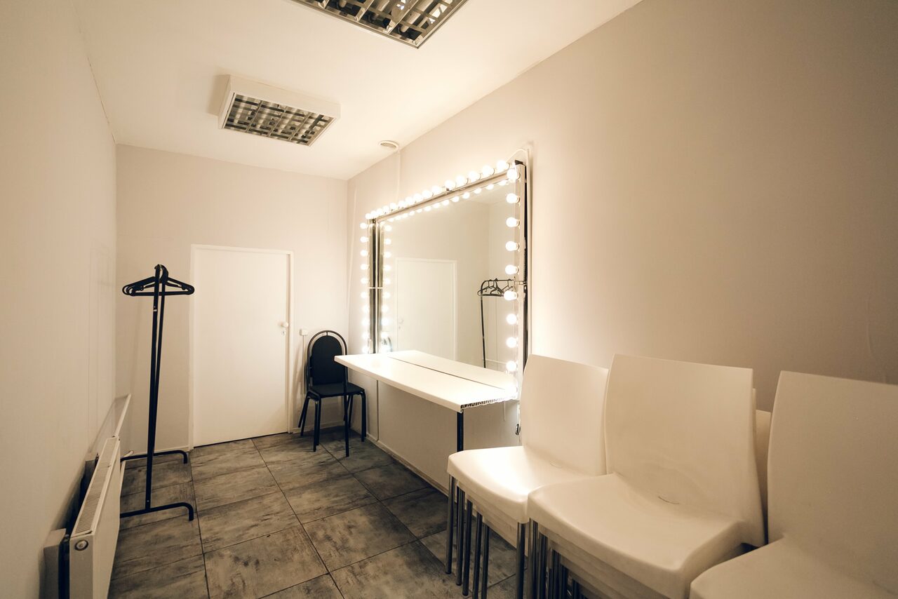 Арендовать Лофт Империя Лофт с барной стойкой и балконом