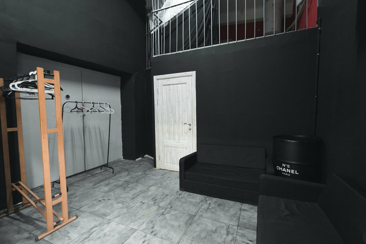 Арендовать Лофт Империя Лофт с барной стойкой и балконом