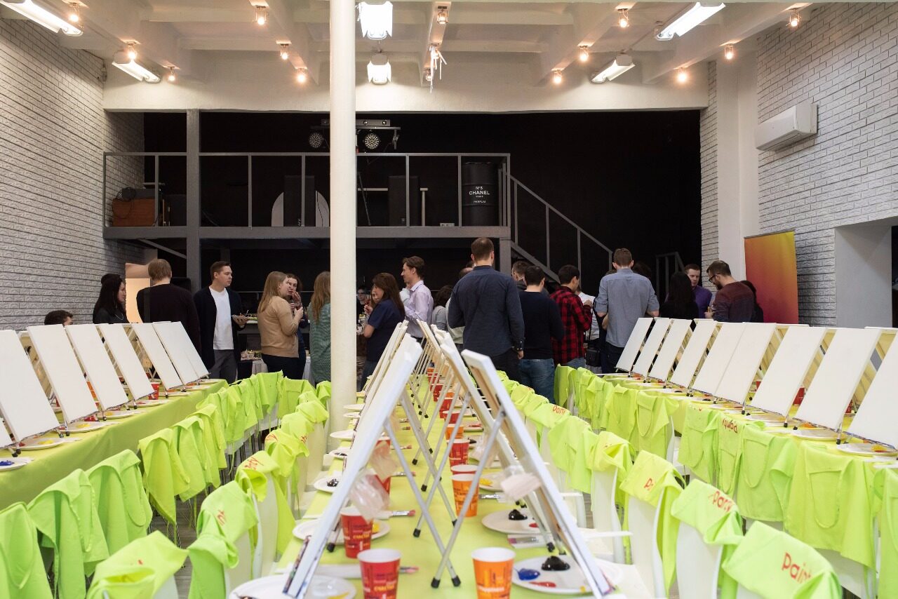 Арендовать Лофт Империя Лофт с барной стойкой и балконом