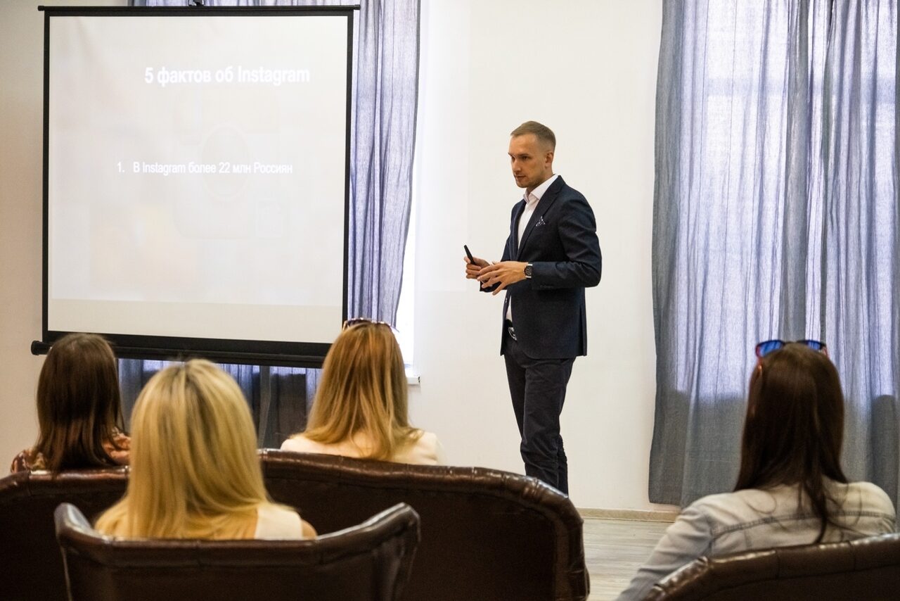 Арендовать Лофт Империя Лофт с барной стойкой и балконом
