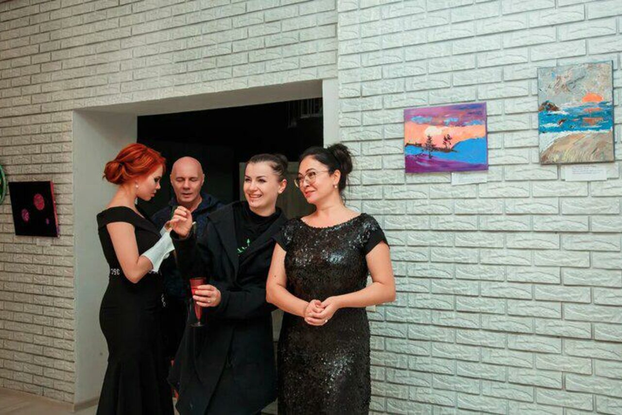 Арендовать Лофт Империя Лофт с барной стойкой и балконом