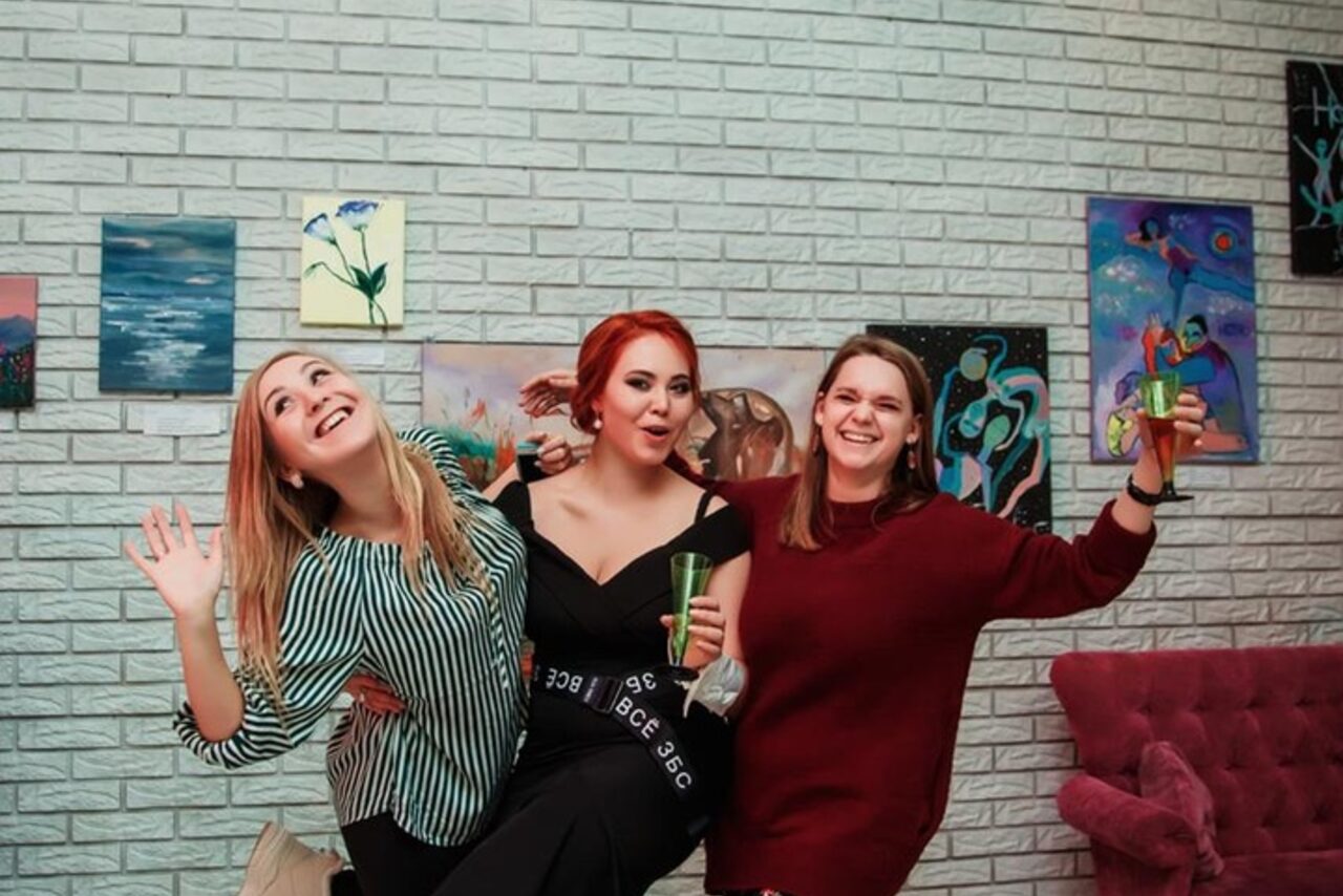 Арендовать Лофт Империя Лофт с барной стойкой и балконом