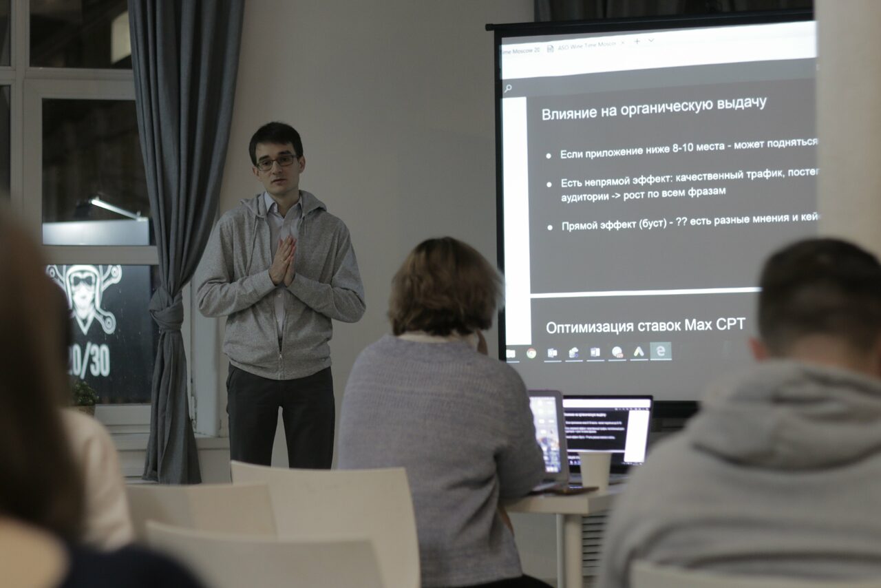 Арендовать Лофт Империя Лофт с барной стойкой и балконом