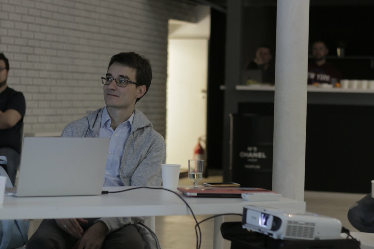 Арендовать Лофт Империя Лофт с барной стойкой и балконом