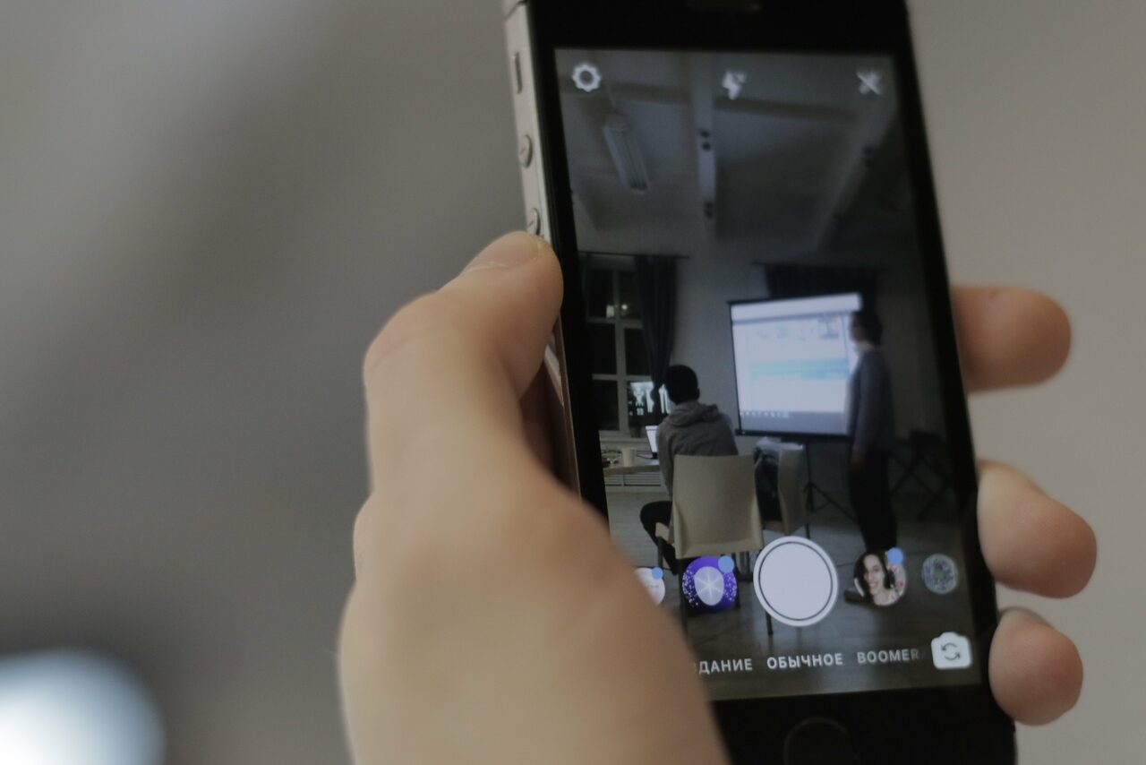 Арендовать Лофт Империя Лофт с барной стойкой и балконом