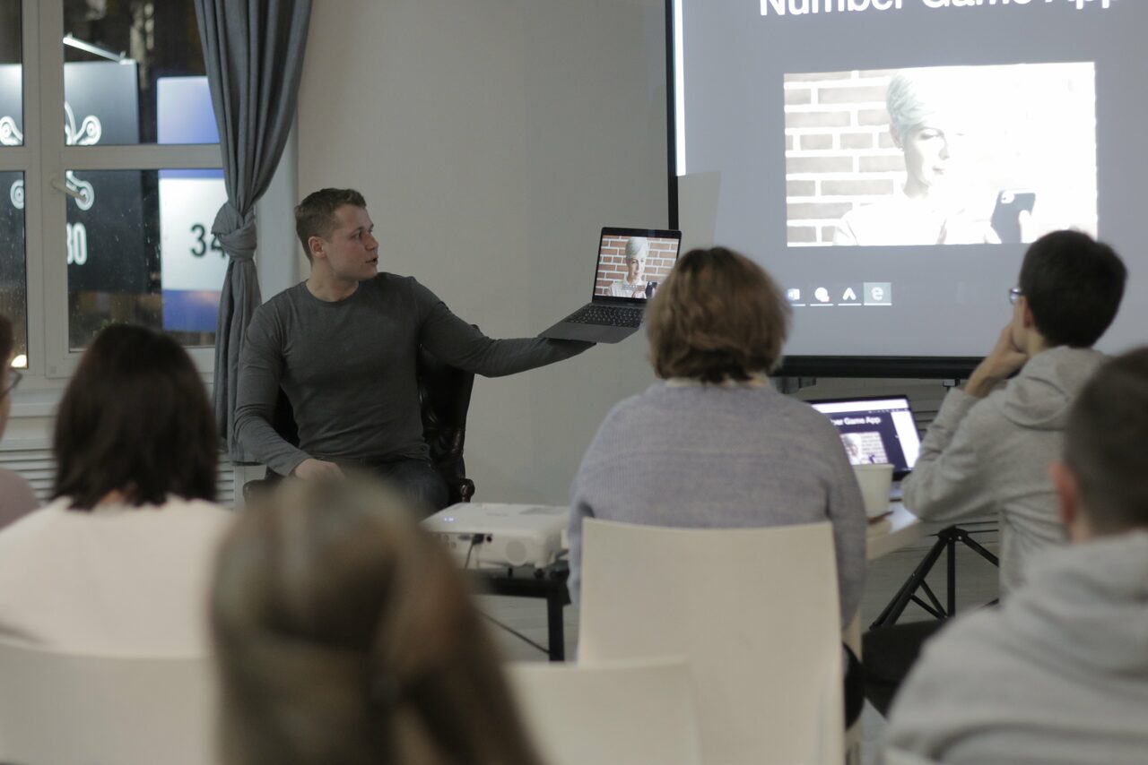 Арендовать Лофт Империя Лофт с барной стойкой и балконом