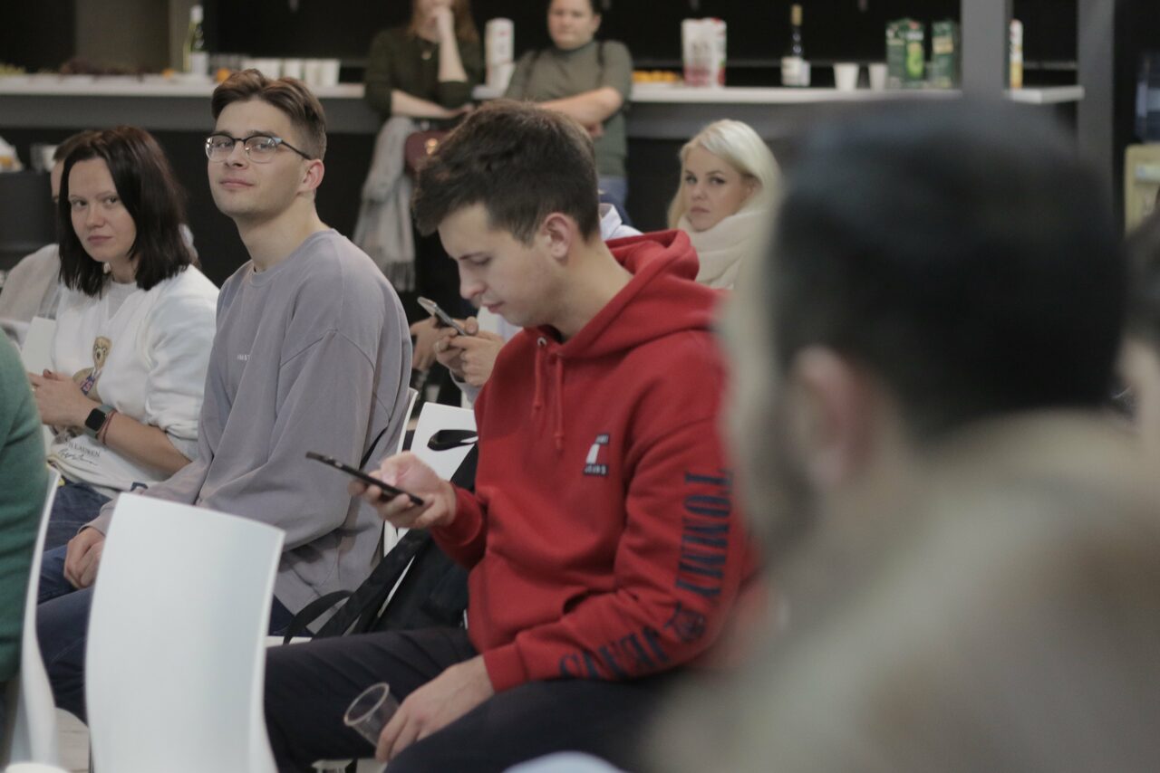 Арендовать Лофт Империя Лофт с барной стойкой и балконом