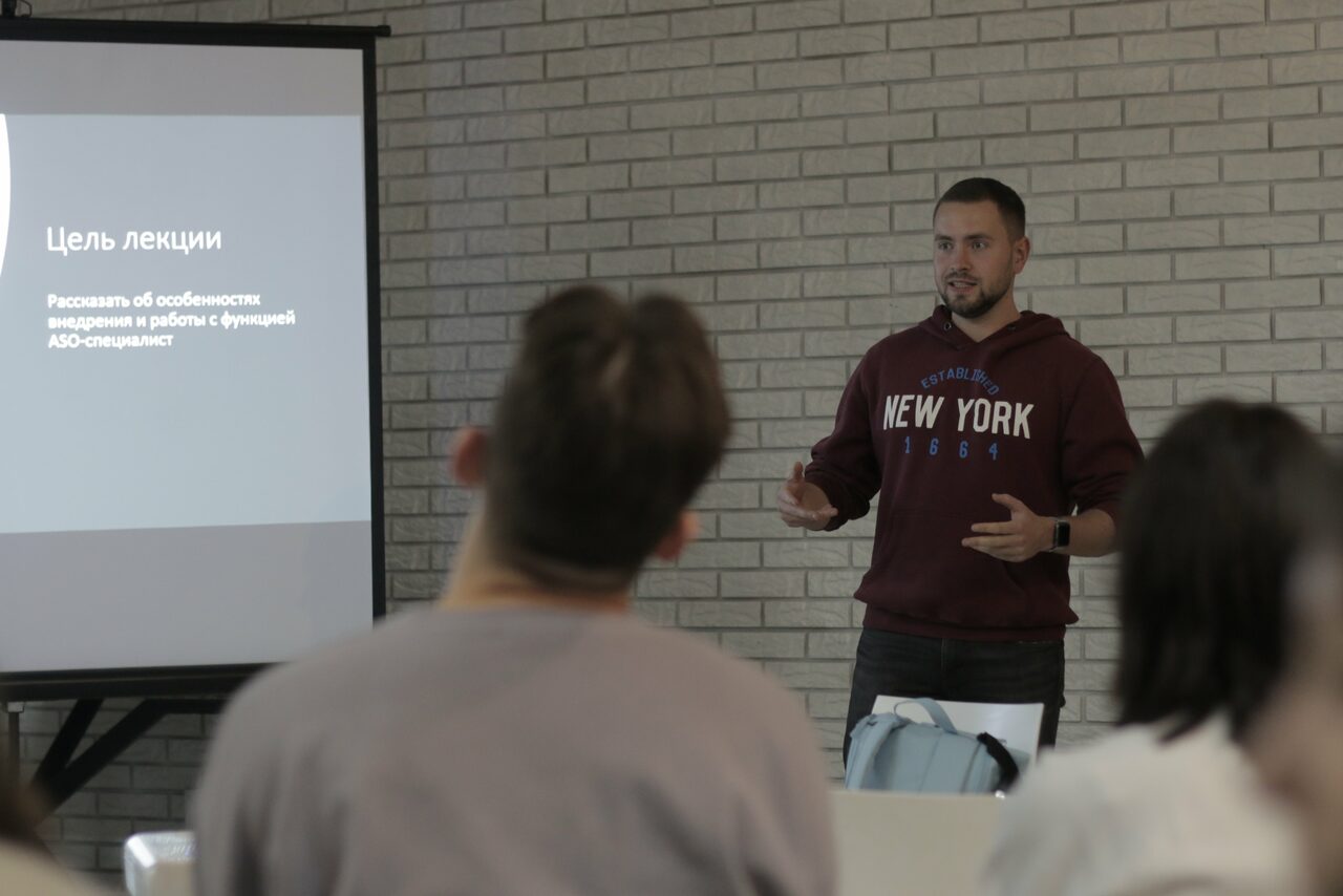 Арендовать Лофт Империя Лофт с барной стойкой и балконом