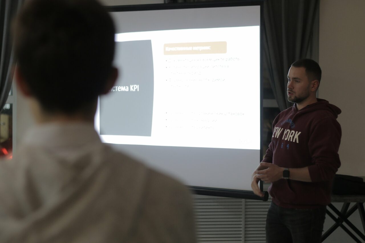 Арендовать Лофт Империя Лофт с барной стойкой и балконом