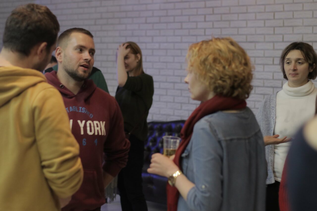 Арендовать Лофт Империя Лофт с барной стойкой и балконом