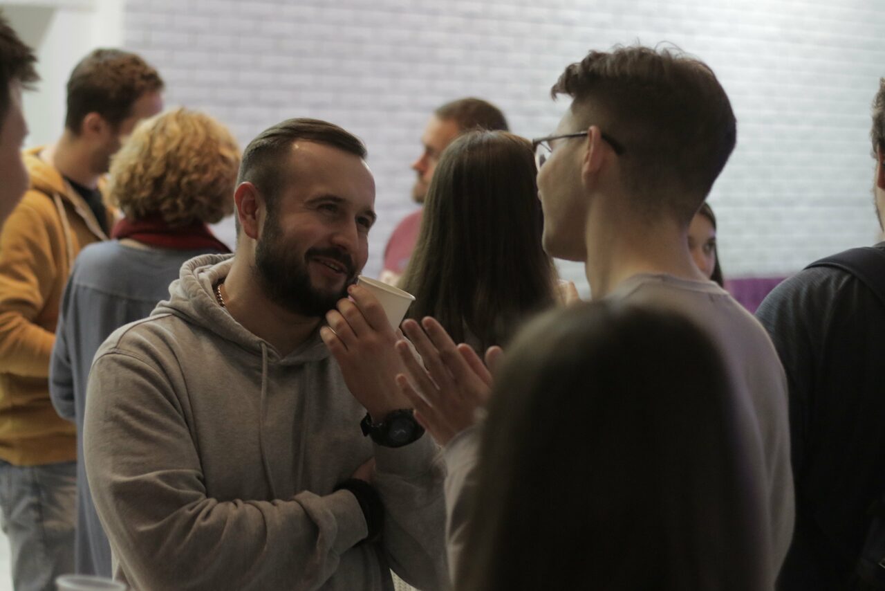 Арендовать Лофт Империя Лофт с барной стойкой и балконом