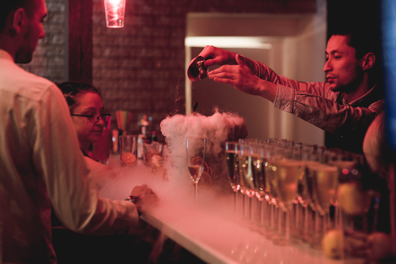 Арендовать Лофт Империя Лофт с барной стойкой и балконом