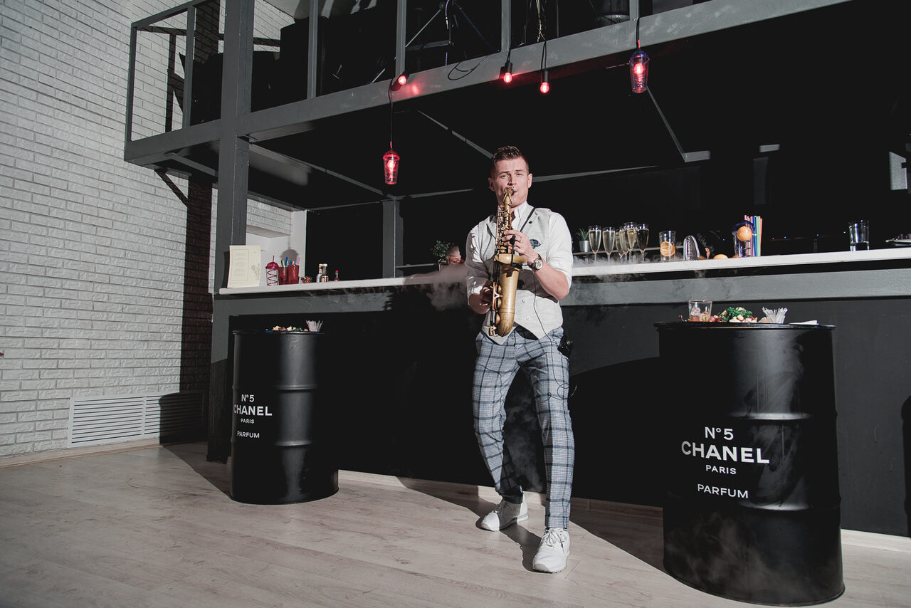 Арендовать Лофт Империя Лофт с барной стойкой и балконом