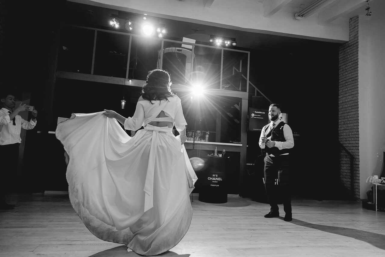 Арендовать Лофт Империя Лофт с барной стойкой и балконом