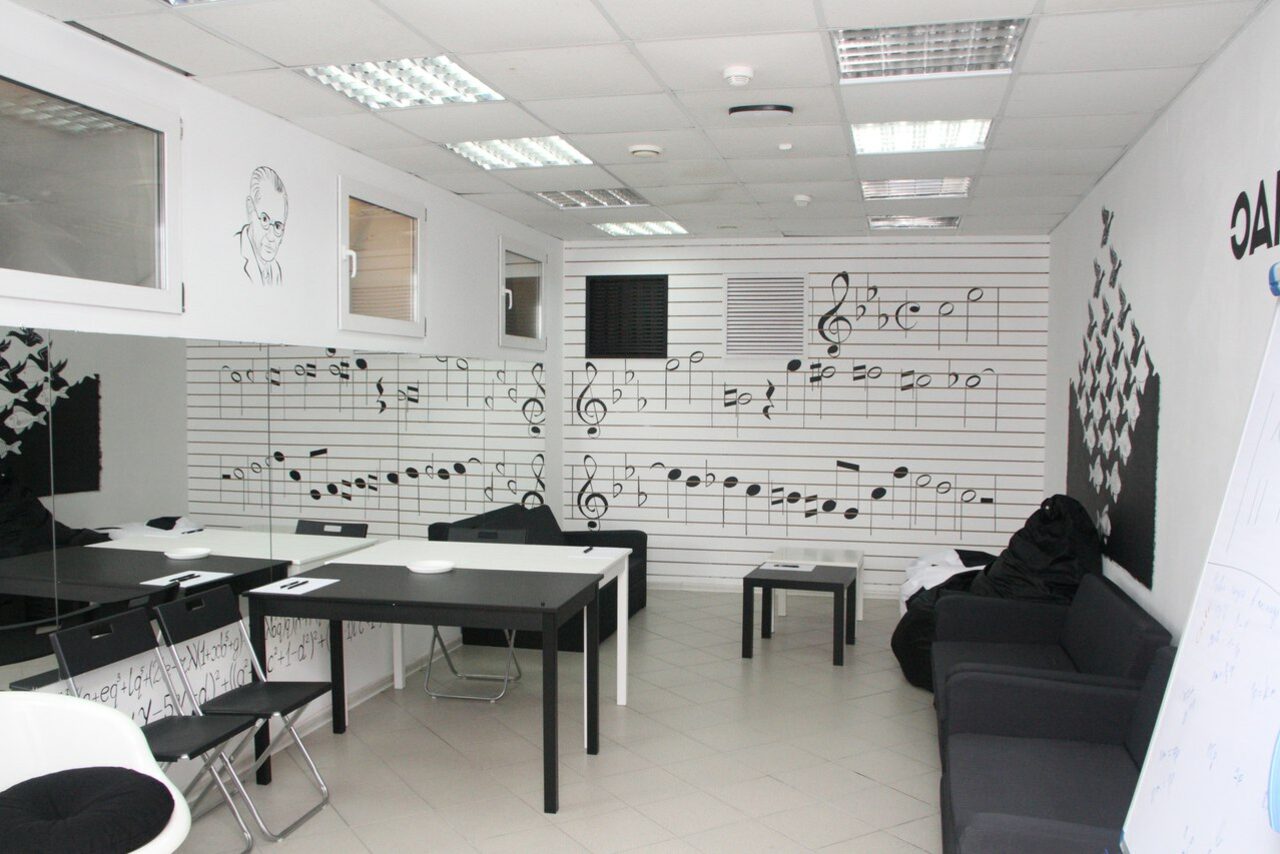 Арендовать StartON Черно-белая комната