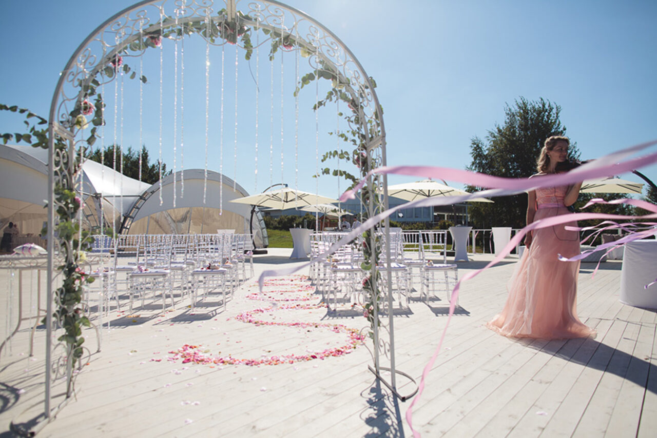 Арендовать Свадебный шатер у причала