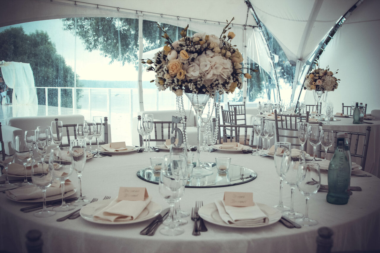 Арендовать Свадебный шатер у причала