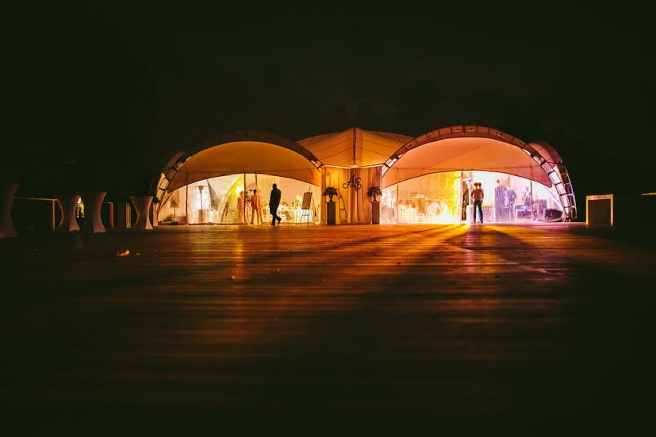 Арендовать Свадебный шатер у причала