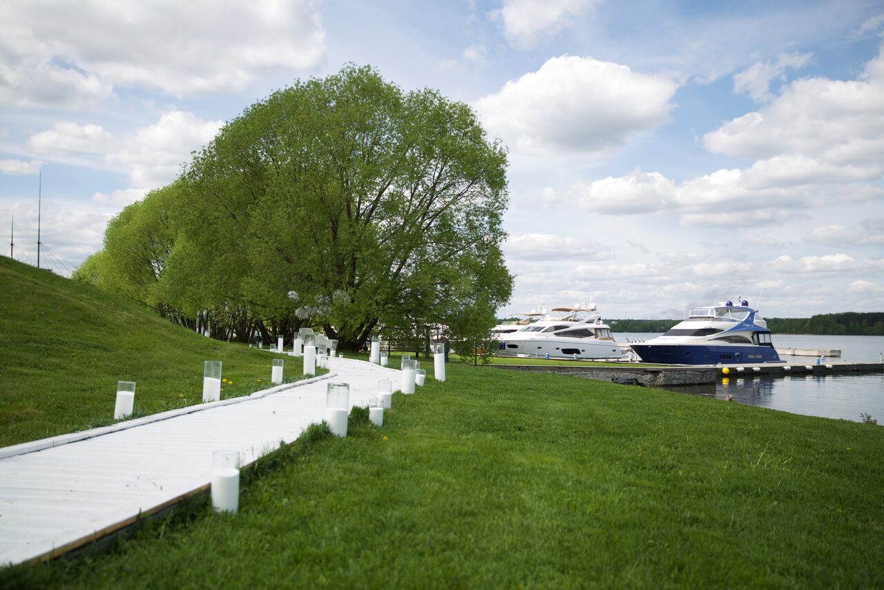 Арендовать Свадебный шатер у причала