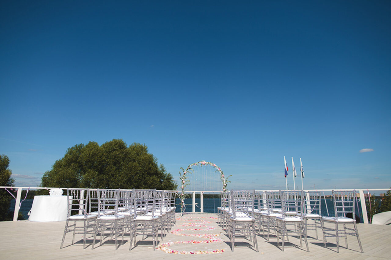 Арендовать Свадебный шатер у причала