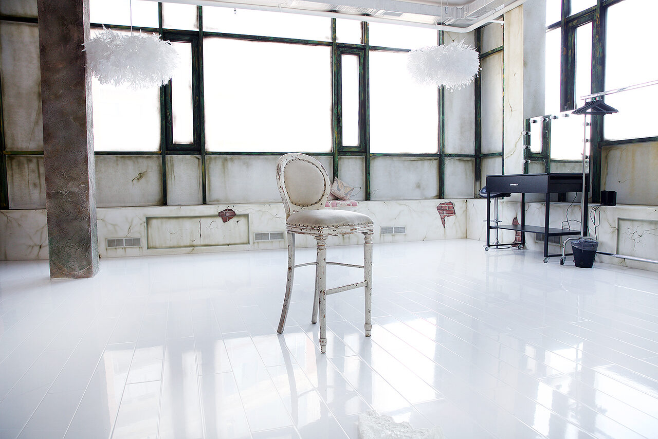 Арендовать Apriori Photo Нежный лофт с арочными окнами 