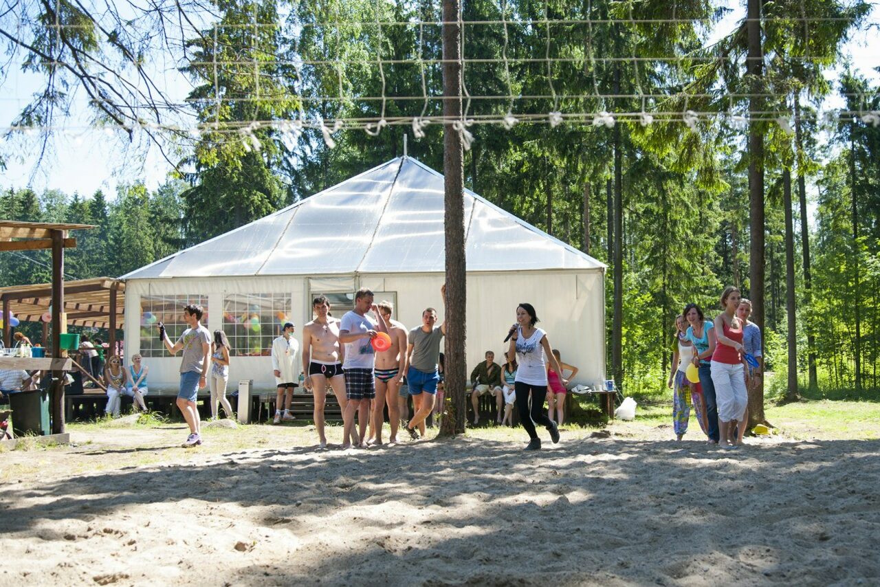 Арендовать ОЗЕРО ЛАЗУРНОЕ Большая площадка с шатром на природе