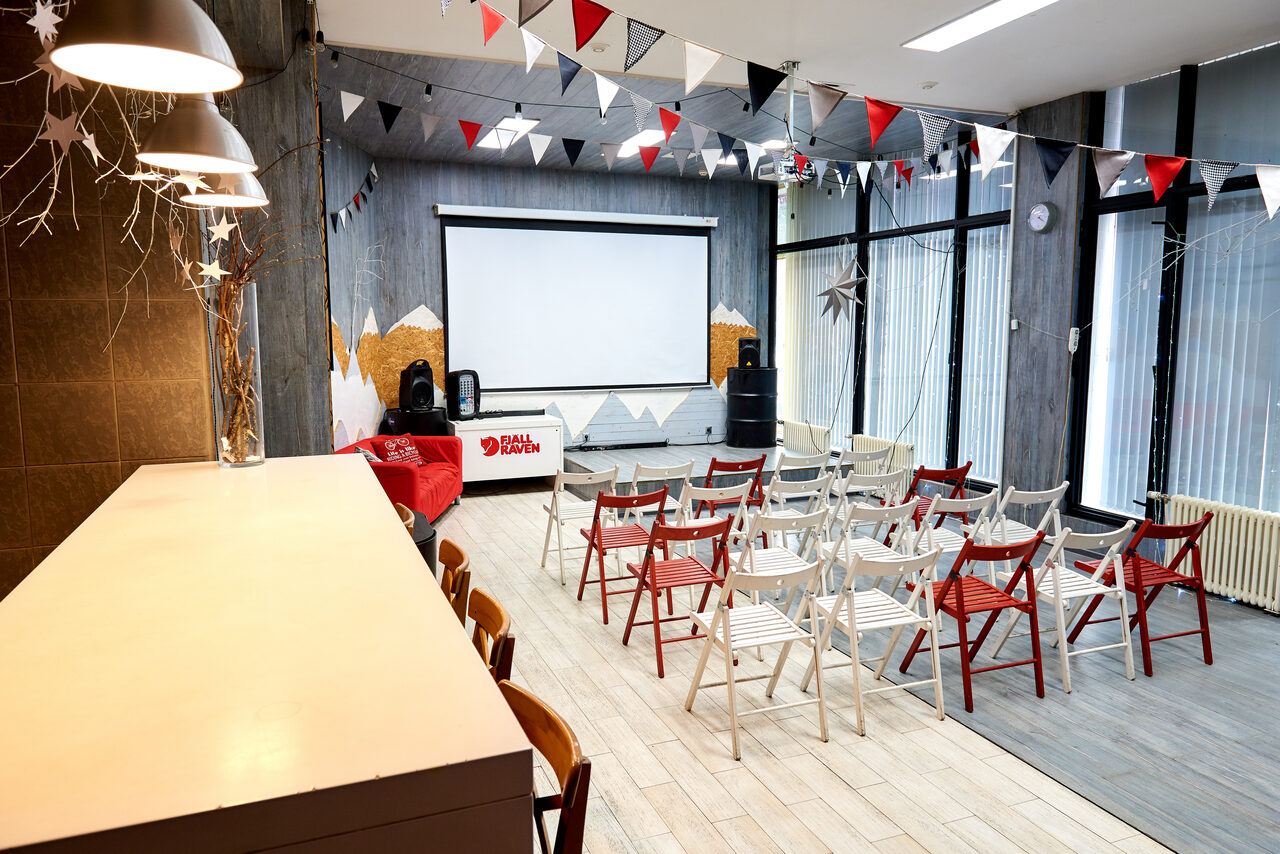 Арендовать Стильный лофт в скандинавском стиле. Вход с улицы. Складные стулья, расставлены в формате конференции.