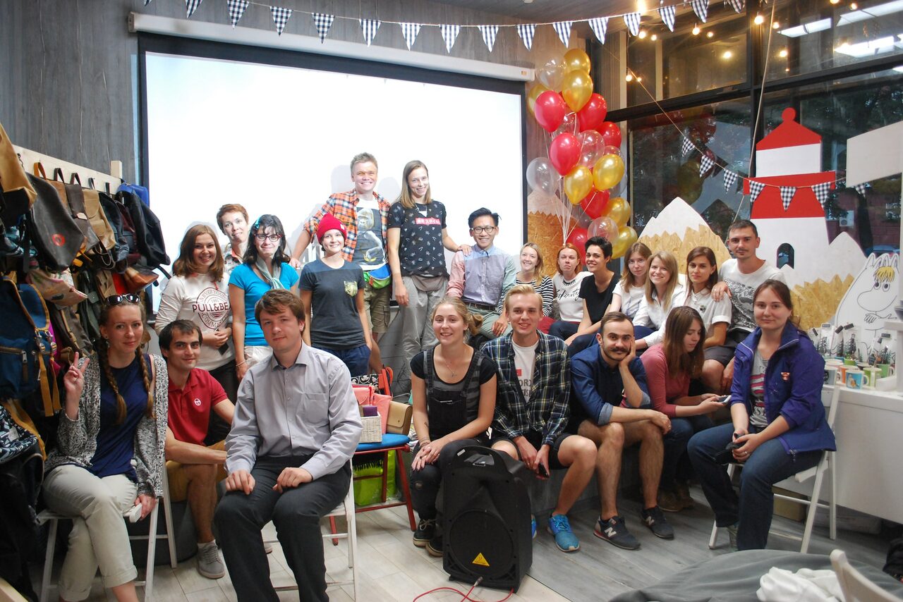 Арендовать Стильный лофт в скандинавском стиле. Вход с улицы. Общее фото гостей на память во время праздника в лофте, гости сидят и стоят.